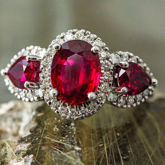 Oval and pear shape 3 stones ruby ring Oval and pear shape 3 stones ruby ring